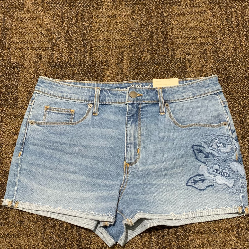 Universal Thread Short